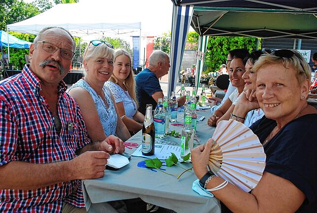 Gute Stimmung bei den Besuchern der Chilbiverlosung.