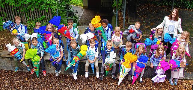 Unter freiem Himmel, und deshalb ohne Masken: Die Klasse 1 der Grundschule Aach, auch &bdquo;Affenklasse&ldquo; genannt, mit ...