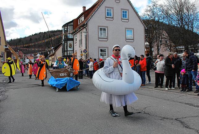 Das Boot der Fischerin vom Bodensee muss natürlich von einem wunderschönen weißen Schwan gezogen werden.