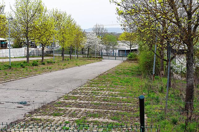 Noch ist es ein ausgedienter Parkplatz, hier soll allerdings eine neue Einfahrt für den Schwerlastverkehr der Kaserne entstehen.