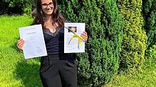Konrektorin Marina Ellenberger mit ihrer Ernennungsurkunde. Bild: Schule Geisingen