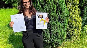 Konrektorin Marina Ellenberger mit ihrer Ernennungsurkunde. Bild: Schule Geisingen