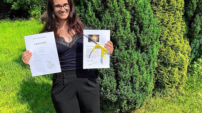 Konrektorin Marina Ellenberger mit ihrer Ernennungsurkunde. Bild: Schule Geisingen