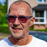 Wespenberater Ralf Claaßen hilft seiner Kollegin bei der Umsiedlung.