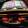 Ein Automat steht in einer Spielhalle. Rund 180.000 Menschen in Deutschland gelten als spielsüchtig. Weitere 326.000 Menschen haben ein ...