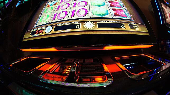 Ein Automat steht in einer Spielhalle. Rund 180.000 Menschen in Deutschland gelten als spielsüchtig. Weitere 326.000 Menschen haben ein ...