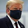 US-Präsident Donald Trump mit einer Mund-Nasen-Schutzmaske.