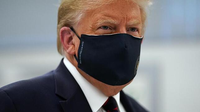 US-Präsident Donald Trump mit einer Mund-Nasen-Schutzmaske.