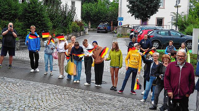 Ein Empfang mit Jubel und dem Schwenken von Deutschlandfahnen.