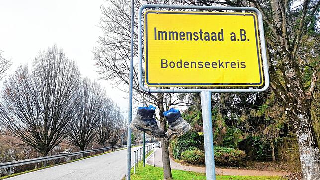 Schuhe baumeln am Ortsschild von Immenstaad – ein Protest von Landwirten, die gegen den geplanten Wegfall von Dieselsubventionen ...