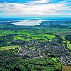 Die Gemeinde Überlingen am Ried aus der Luft gesehen. Im Sommer 2023 hat unter dem Ort die Erde spürbar gebebt.
