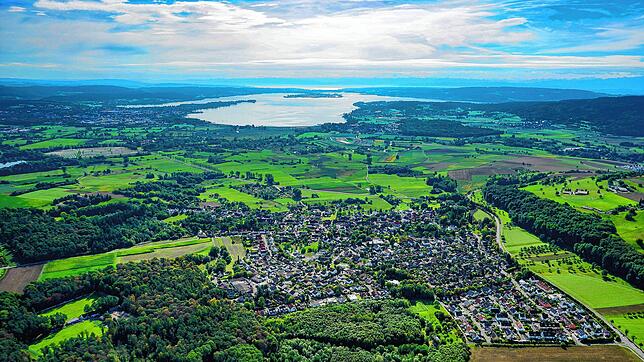 Die Gemeinde Überlingen am Ried aus der Luft gesehen. Im Sommer 2023 hat unter dem Ort die Erde spürbar gebebt.