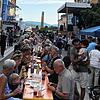 Am frühen Abend kommen viele Besucher in die Hauptstraße, um gemeinsam zu essen und die abwechslungsreichen Beiträge auf der Bühne zu ...