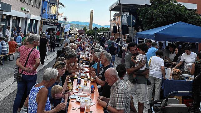 Am frühen Abend kommen viele Besucher in die Hauptstraße, um gemeinsam zu essen und die abwechslungsreichen Beiträge auf der Bühne zu ...