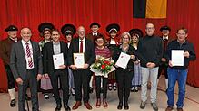 Sie dürfen sich über hochkarätige Ehrungen der Gemeinde freuen. Im Bild (vorne von links): Bürgermeister Maik Lehn mit Alexander ...