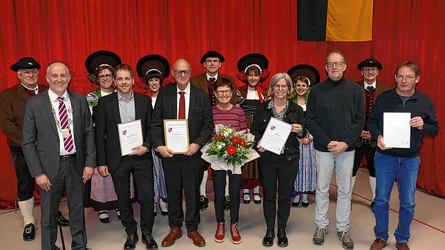 Sie dürfen sich über hochkarätige Ehrungen der Gemeinde freuen. Im Bild (vorne von links): Bürgermeister Maik Lehn mit Alexander ...