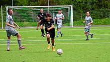 Nicolas Grieger vom FC Öhningen-Gaienhofen auf dem Weg in Richtung Tor der SG DJK Konstanz/KN-Egg.
