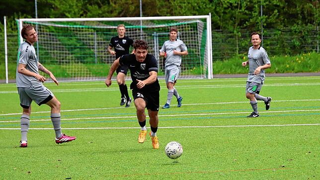 Nicolas Grieger vom FC Öhningen-Gaienhofen auf dem Weg in Richtung Tor der SG DJK Konstanz/KN-Egg.