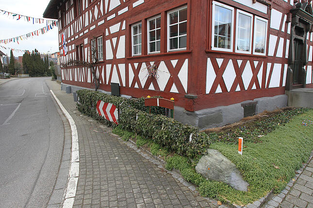 Bild 2: 90 Grad, abgebrochene Außenspiegel und festklemmende Stadtbusse: Wieso diese enge Kurve in Dingelsdorf so berüchtigt ist