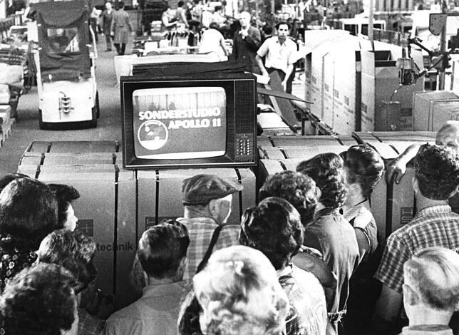 Als noch nicht in jedem Haushalt ein Fernseher stand: Beschäftigte der Firma Haas + Sohn verfolgen die Sonderberichterstattung über den ...