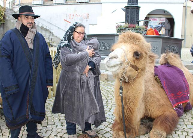 Josef (Shukri Gharib), Maria (Theresia Kustermann) und Kamelhengst Saheb waren als Teil der lebenden Krippe neben dem Hechtbrunnen eine ...