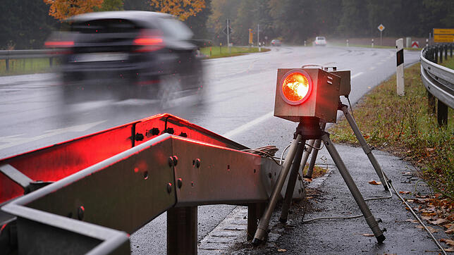 Täglich nutzen Mitarbeiter des Gemeindevolllzugsdienstes in Singen das mobile Blitzgerät. Künftig mit neuem Gerät. Bild: David-Wolfgang ...