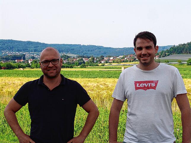 Florian Harnau (links) und Patrick Huber liegt die Jugendarbeit am Herzen. „Uns war es wichtig, mit den Kindern in Kontakt zu ...
