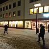 Drei Trieber beim Einpfitzen am Montag auf der Bickenstraße: Sie lassen ihre Peitschen als Protest gegen die Corona-Protestierer knallen.