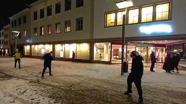 Drei Trieber beim Einpfitzen am Montag auf der Bickenstraße: Sie lassen ihre Peitschen als Protest gegen die Corona-Protestierer knallen.