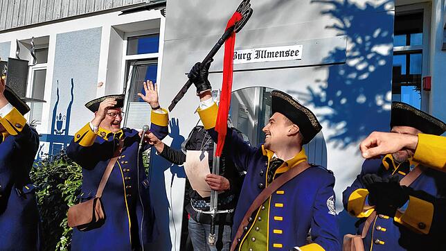 Narrenpräsident Tobias Waibel hat ihn, den Schlüssel zum Rathaus in Illmensee. Somit ist bis Aschermittwoch klar, wer in der Gemeinde ...