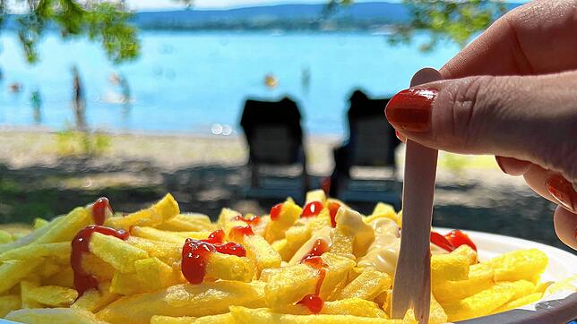 Ein Strandbadbesuch ist für viele erst mit Pommes komplett. Was kostet der Snack in Konstanz, Allensbach und Reichenau und wie viel ...