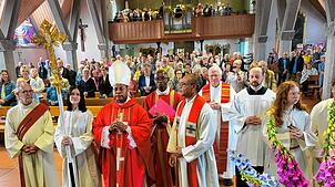 Der Gottesdienst zum Pfingstmontag in Bohlingen mit dem nigerianischen Kardinal Peter Ebere Okpaleke (Mitte) wurde zu einem besonderen ...