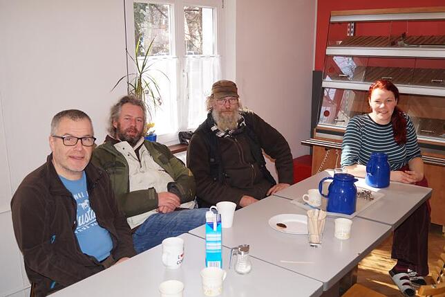 Kaffee und Kekse in der AGJ (von links): Jörg Fröhlich (AGJ), die Besucher Martin und Mike sowie Hauswirtschafterin Kristin Rowolt.