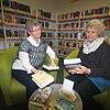 Leiterin Dorothee Rau (rechts) und ihre Stellvertreterin Helga Boonekamp freuen sich auf den 25.&nbsp;Geburtstag der Gemeindebücherei.