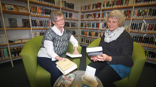 Leiterin Dorothee Rau (rechts) und ihre Stellvertreterin Helga Boonekamp freuen sich auf den 25.&nbsp;Geburtstag der Gemeindebücherei.