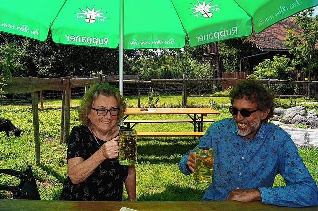 Nach der rund elf Kilometer langen Inselwanderung kommt ein Radler mit Schwiegersohn Reinhard beim Bisongehege gerade recht.