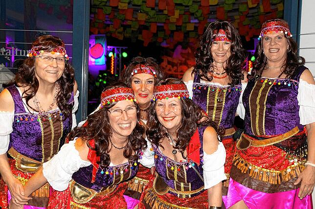 Bild 10: Bilder der &bdquo;Wieberfasnet&ldquo; des Narrenvereins Bosköpfe im Seeum