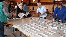 Übersicht erforderlich: Die Wahlhelfer müssen gleich drei Wahlen auszählen. Im Bild die Auszählung der letzten Europa-, Kreistags- und ...