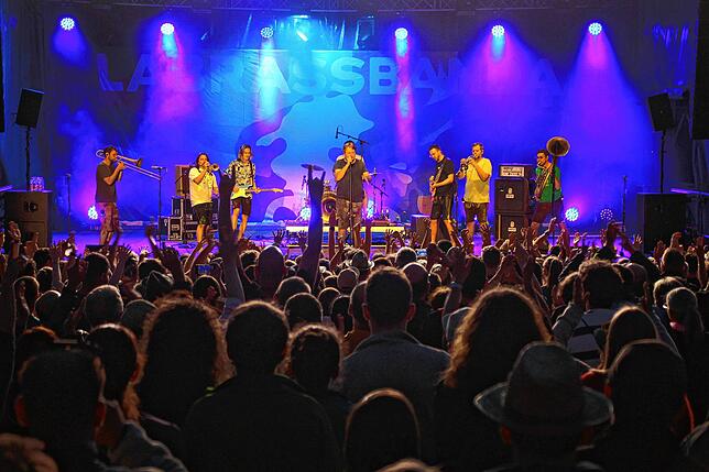 Es wird Nacht über Markdorf: Alles, nur nicht müde ist sowohl Publikum als auch Band. Erst gegen 22.30 Uhr geht dann wirklich die ...
