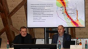 Wolfgang Wahl (links) vom Büro Rapp hat den Lärmaktionsplan für Mönchweiler erarbeitet. In der Sitzung des Gemeinderates stellt er die ...