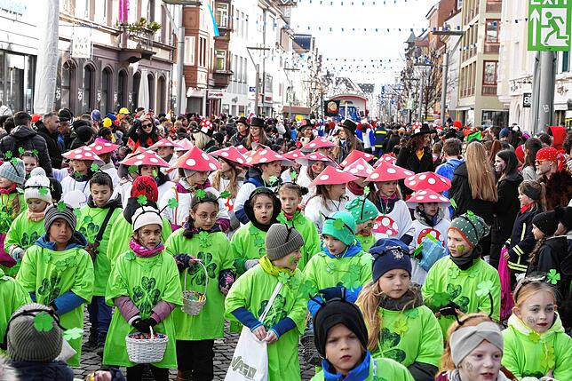 Bild 1: Die besten Bilder vom Schmutzigen Donnerstag in Donaueschingen: Kinderumzug begeistert!