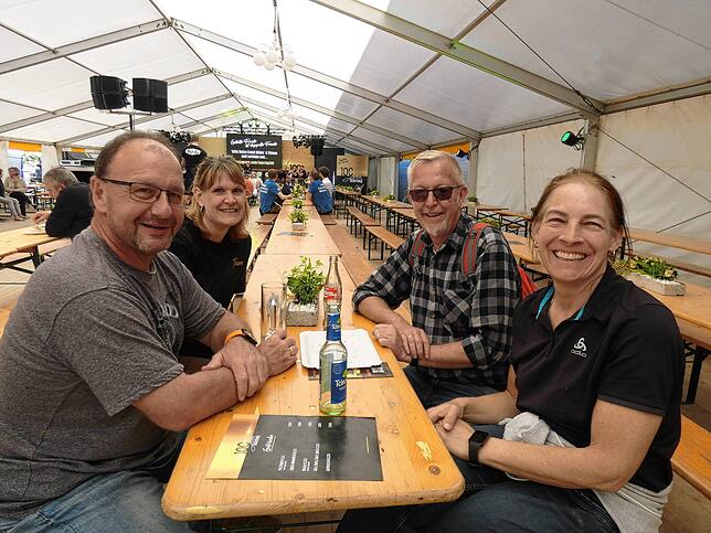 Bild 12: Bilder von der Jahrhundertparty im Festzelt mit Live-Acts und mega Stimmung