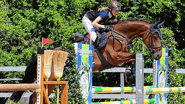 Alia Knack (RSZ Boll, hier auf "Quitte") gehört beim M-Springen in Pfullendorf zu den Favoriten. Bild: Eugen Fischer