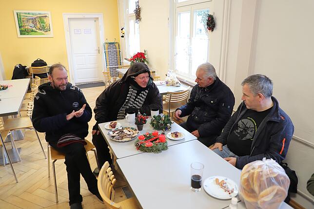 Nach dem Mittagessen unterhalten sich Frank Mahr (von links), Uwe Siegfried Aschenbrenner und Uwe Hartl mit Jörg Fröhlich.