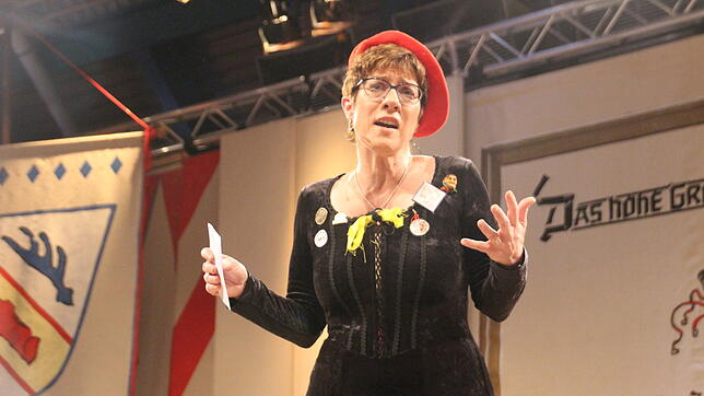 Annegret Kramp-Karrenbauer bei ihrem Auftritt vor dem Stockacher Narrengericht 2019. Für ihren Witz auf Kosten von Menschen des dritten ...