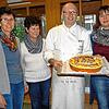 Xaver Wolfsteiner überreicht 2016 den Landfrauen Andrea Gut, Renate Gut und Barbara Straub (von links) zum 40. Jahrestag der ...