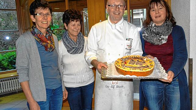 Xaver Wolfsteiner überreicht 2016 den Landfrauen Andrea Gut, Renate Gut und Barbara Straub (von links) zum 40. Jahrestag der ...