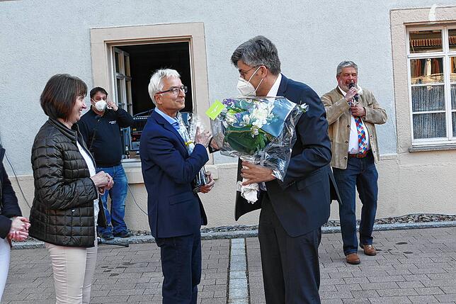 Landrat Martin Kinstler (rechts) gratulierte Marlon Jost und dessen Frau Eva zum Wahlerfolg. Er sicherte ihm eine vertrauensvolle ...