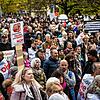Menschen demonstrieren im November in Genf gegen das Covid-19-Gesetz. Am 28. November stimmen die Eidgenossen erneut über Teile des ...