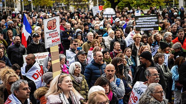 Menschen demonstrieren im November in Genf gegen das Covid-19-Gesetz. Am 28. November stimmen die Eidgenossen erneut über Teile des ...